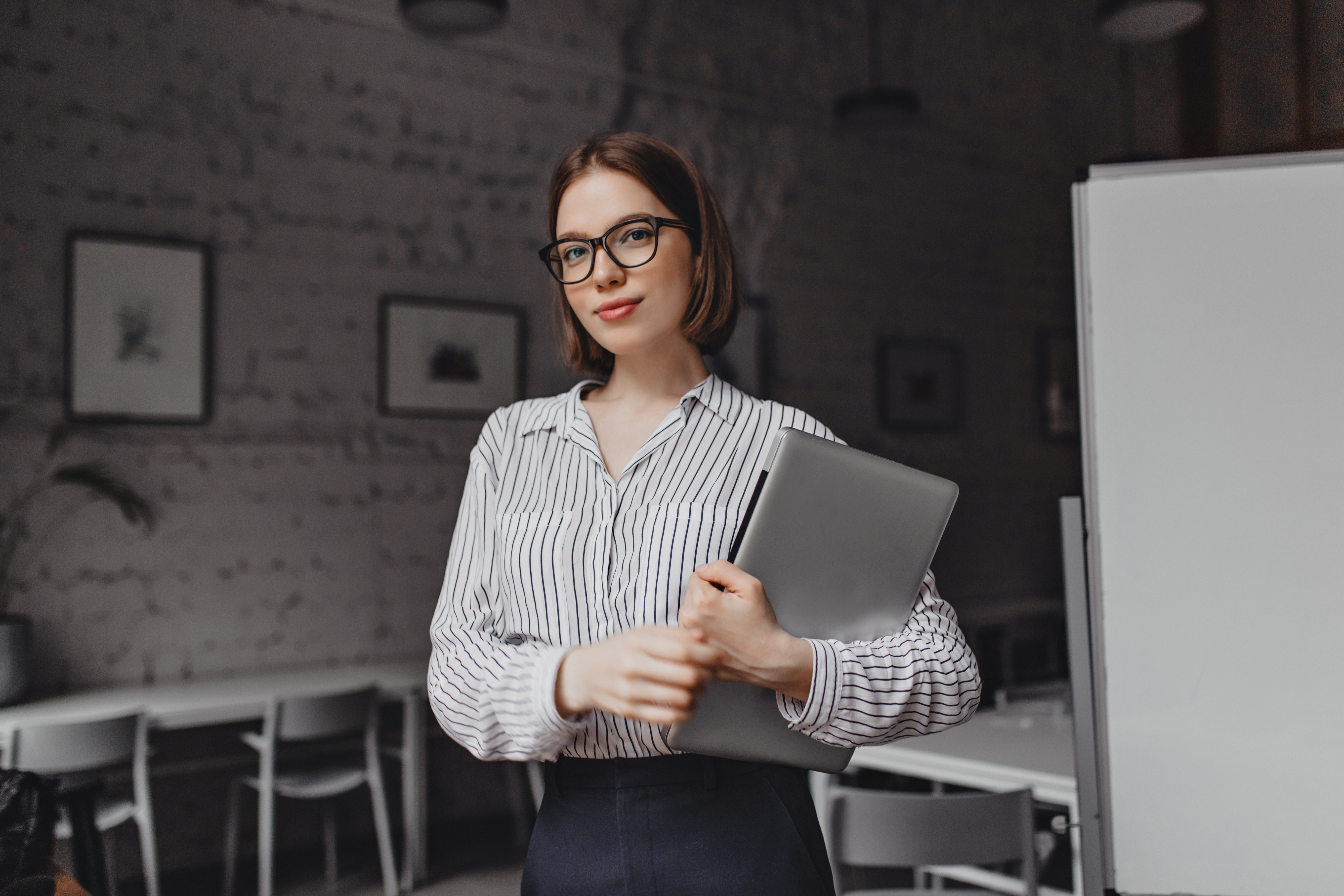 Businessfrau mit Brille und Ordner